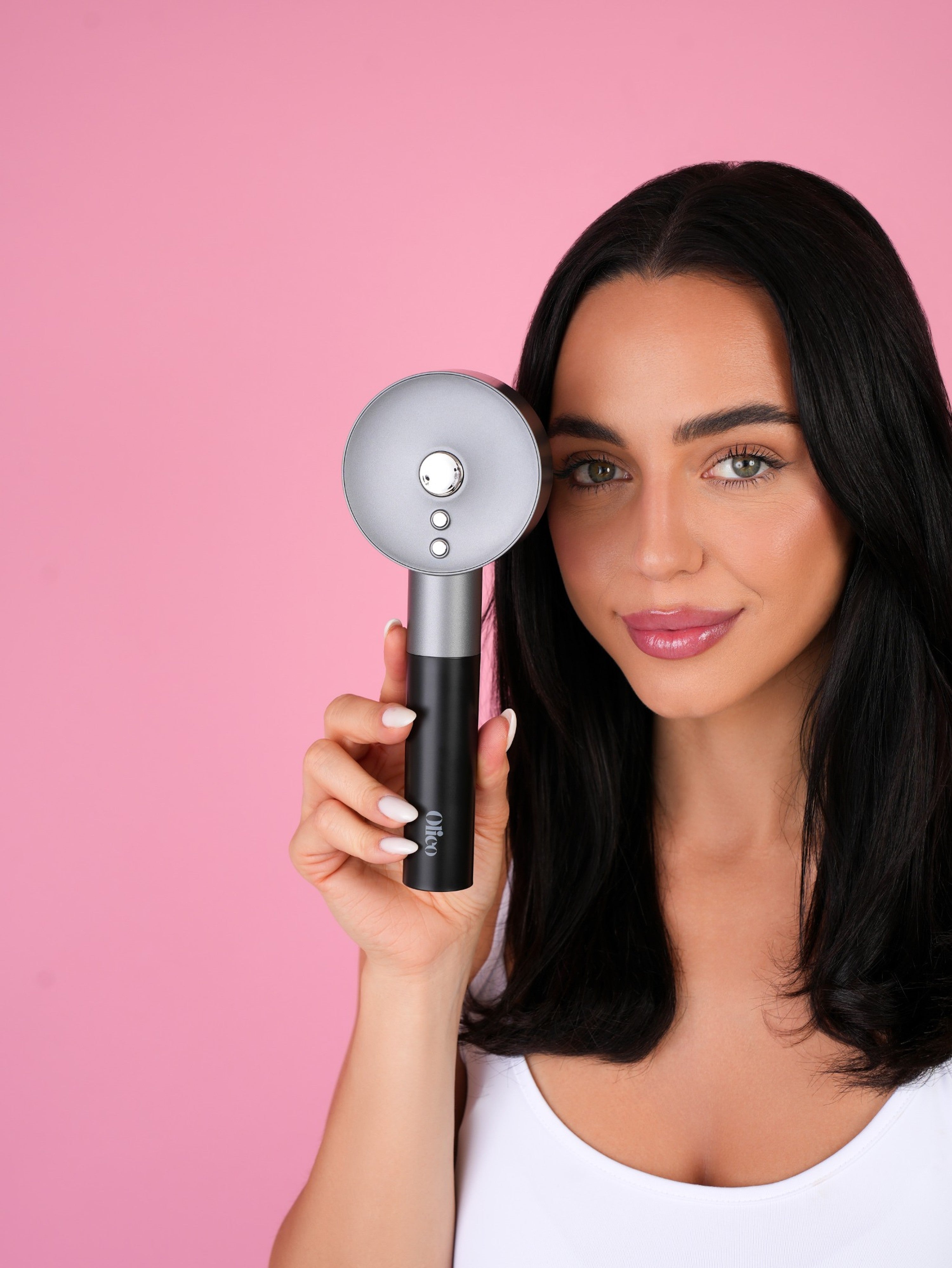 Close-up van vrouw met OLIEO scalp massager tegen roze achtergrond