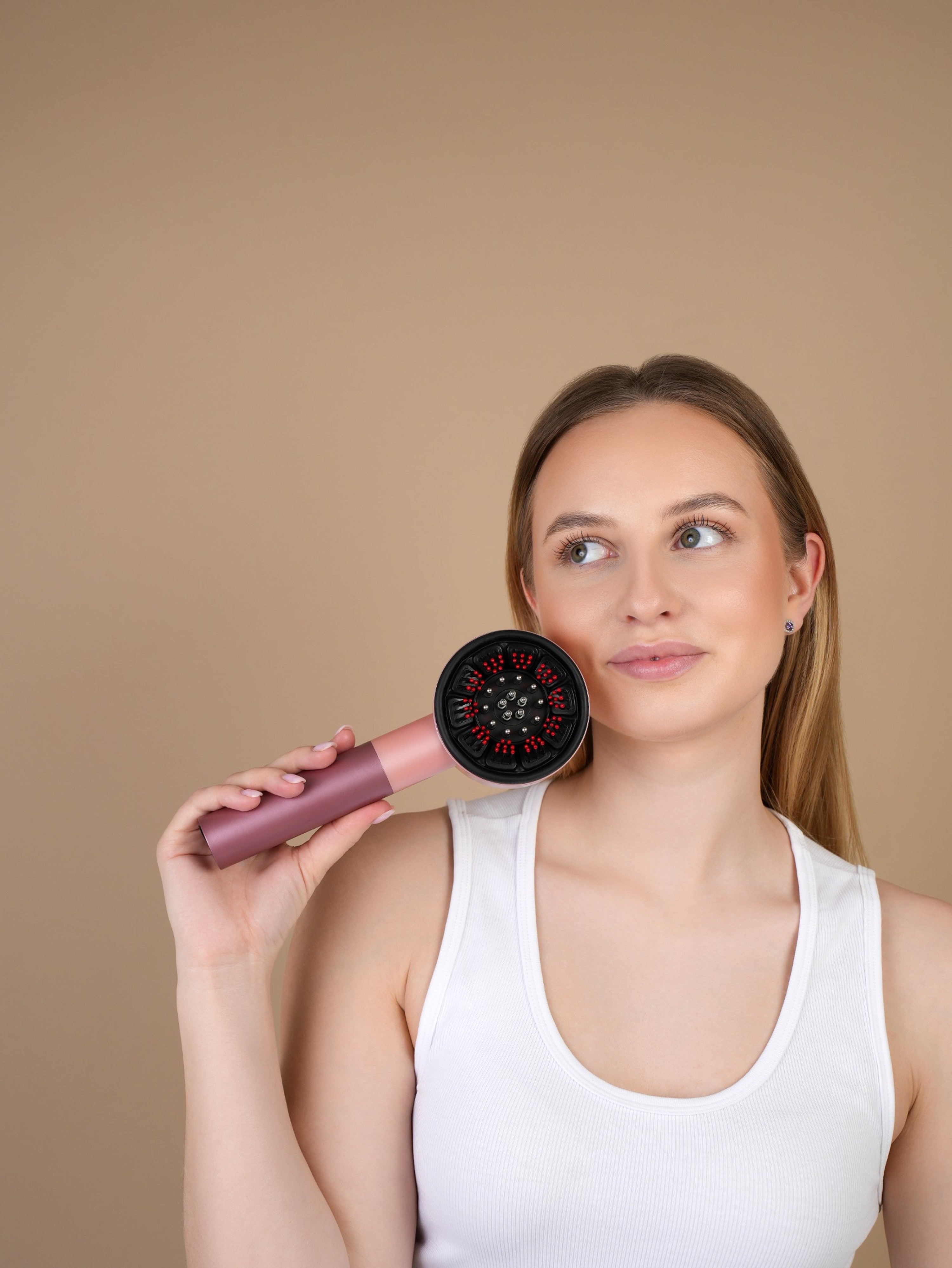 Vrouw gebruikt OLIEO scalp massager voor hoofdhuidmassage